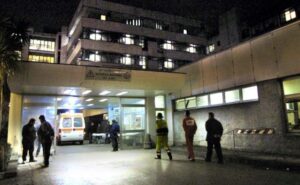 si lancia nel vuoto cardarelli ospedale napoli