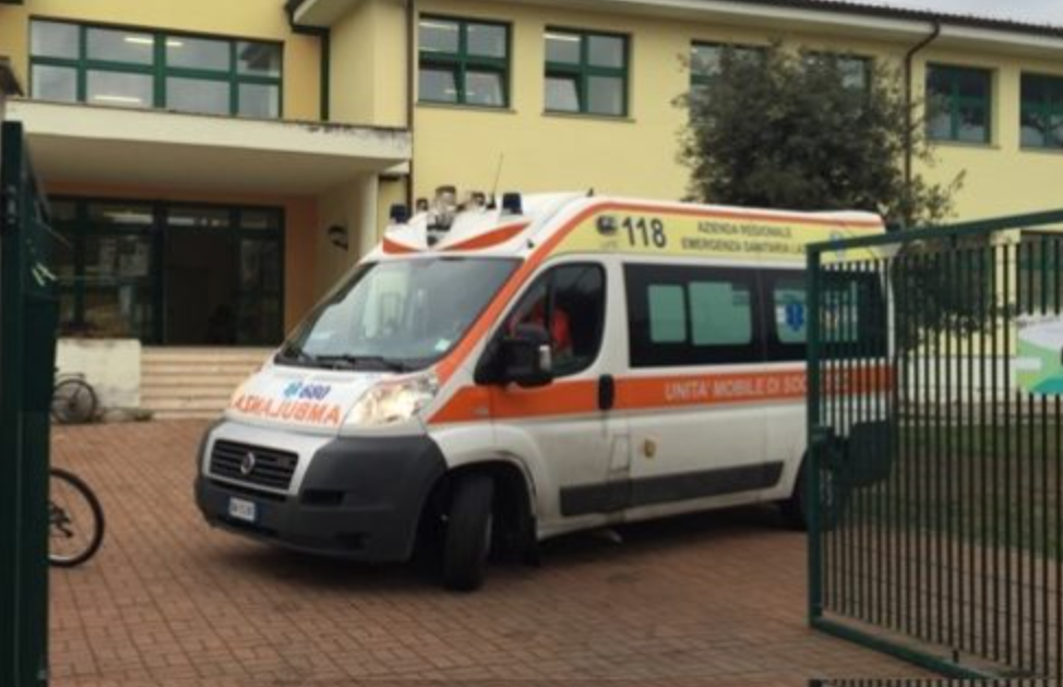 si lancia nel vuoto muore 14 anni scuola