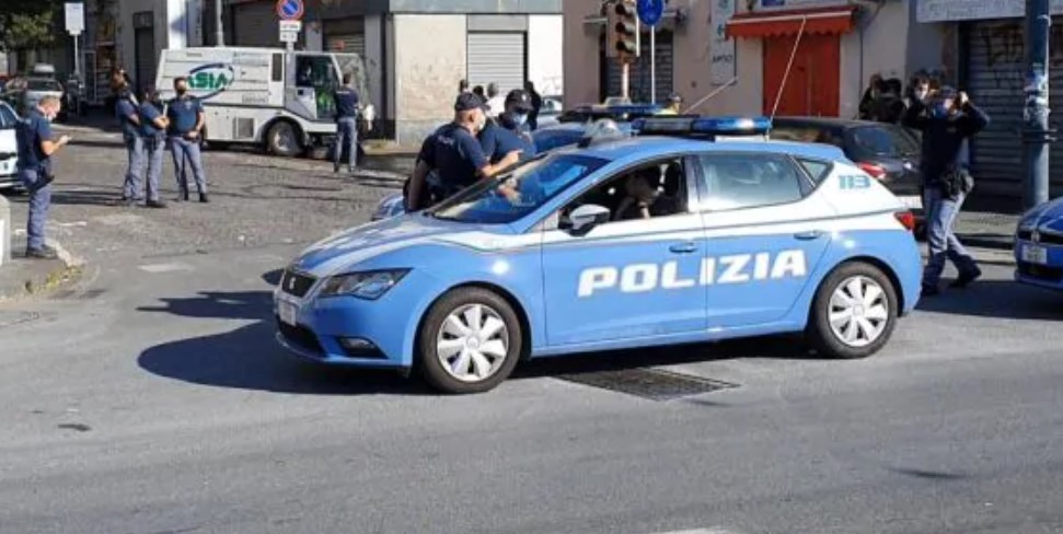 Spari nella notte a Napoli, nel quartiere Pianura. Tredici i bossoli calibro 9 x 21 rinvenuti in via Torricelli. Sull'episodio indaga il commissariato di Pianura.