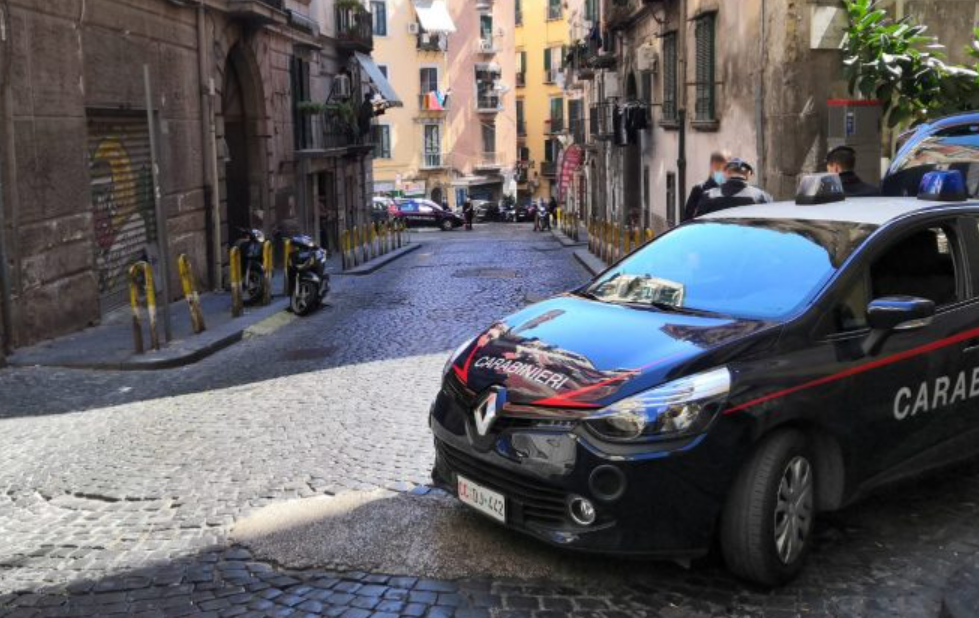 Napoli, spari in pieno giorno ai Quartieri Spagnoli: colpita una persona in strada