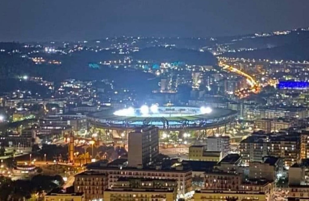 https://www.vocedinapoli.it/2020/11/25/e-morto-maradona-a-napoli-e-lutto-il-dolore-e-la-reazione-dei-napoletani/
