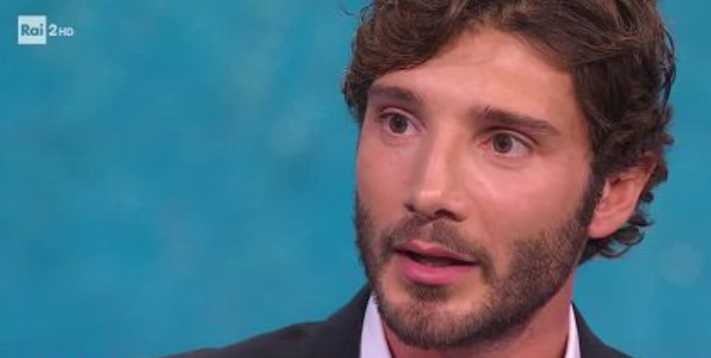 Stefano De Martino racconta il suo passato: "Facendo il fruttivendolo ho tenuta lontana l'eroina"