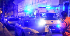 Dramma a Secondigliano, donna precipita nel vuoto e muore: soccorsi sul posto