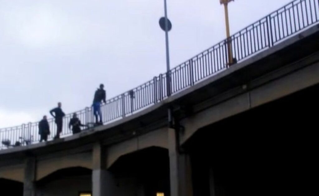 Paura sulla Tangenziale di Napoli, donna tenta di lanciarsi nel vuoto da cavalcavia: salvato dalla Polizia