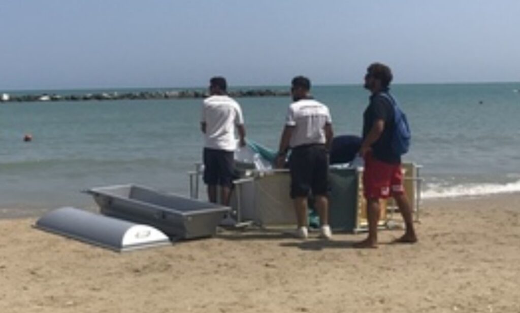 Dramma in vacanza, le figlie rischiano di annegare: papà le salva ma muore di infarto