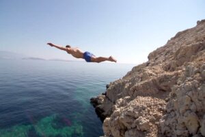 15enne grave a Salerno dopo un tuffo