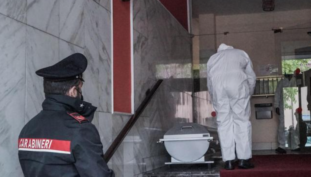 Impugna un martello e uccide la moglie di 39 anni: presenti anche i figli in casa