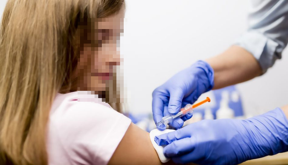 Bimba di 9 anni vaccinata contro il Covid per errore, medico denunciato e licenziato