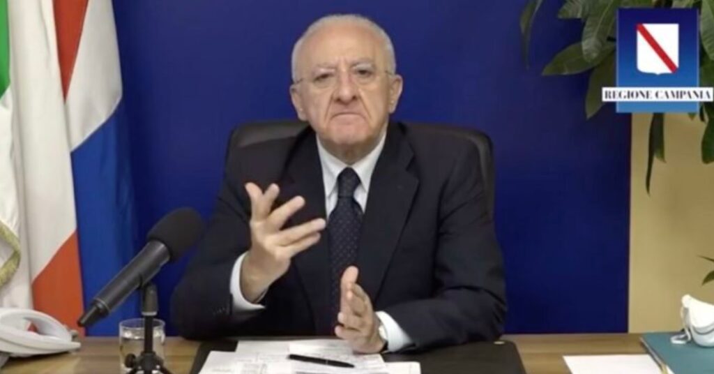 Dimezzata dose vaccini per la Campania, De Luca furioso: "Si rischia di bloccare tutto"