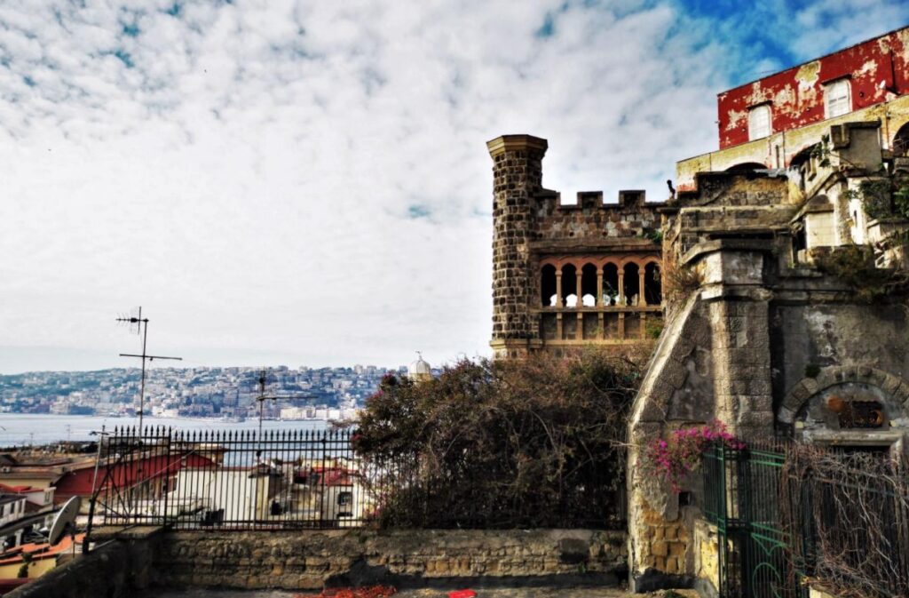 eni monumentali e vincolati abbandonati al degrado. Dcatta il doppio blitz dei carabinieri a Napoli. I militari dell'Arma all'alba di oggi hanno apposto i sigilli a Villa Ebe, a Monte di Dio, e al Cimitero dei Colerosi, nel quartiere Poggioreale. Nel primo caso si e' trattato di un sequestro preventivo, nel secondo di natura probatoria in quanto scaturito da una precedente indagine su un cantiere abusivo, adiacente al camposanto, che ha innescato una lunga serie di danneggiamenti, forse irreversibili, alle tombe. Il primo bene storico a finire nel mirino della Procura partenopea e' stato Villa Ebe. La struttura gotica di Santa Lucia, stando a quanto accertato dal pool investigativo coordinato dall'aggiunto Vincenzo Piscitelli, nonostante il vincolo al quale e' sottoposta, e' stata lasciata senza manutenzione tanto da essere interessata da alcuni crolli e cedimenti strutturali. Non solo, al suo interno si era anche insediata da qualche tempo una coppia di cittadini polacchi, che abusivamente l'avevano di fatto trasformata nella propria residenza. I due stranieri sono stati sgomberati e sono ancora in corso ulteriori accertamenti per individuare eventuali responsabilita' penali da parte della proprieta'. Villa Ebe appartiene infatti al Comune di Napoli, che adesso dovrebbe anche farsi carico della messa in sicurezza dell'area. Palazzo San Giacomo e' poi anche titolare del secondo monumento finito sotto sequestro: vale a dire il Cimitero dei Colerosi. In questo caso, se possibile, i danni quantificati sono stati ancora piu' ingenti e forse irreversibili. Procura e carabinieri hanno infatti accertato che la ditta che aveva aperto un cantiere in prossimita' del camposanto, aveva utilizzato quest'ultimo come sversatoio a cielo aperto per i materiali di risulta. Numerose tombe sono state cosi' interamente coperte e danneggiate. Gli investigatori hanno inoltre riscontrato il cedimento di un muro, la cui caduta ha distrutto tredici sepolcri. Per questa vicenda c'e' al momento un unico indagato: il titolare del cantiere, che avrebbe originato lavori e sversamenti illegali.