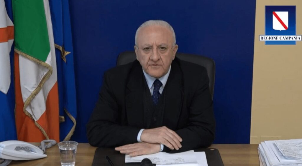 Contagi a scuola, De Luca richiama i dirigenti: "Adottare misure massima prudenza"