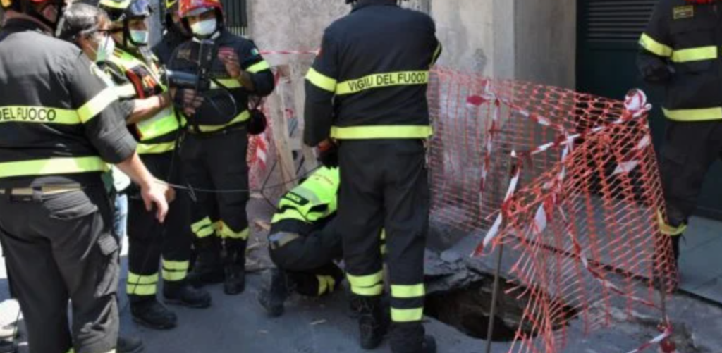 Maltempo a Napoli, si apre maxi voragine in via Melloni: evacuate 40 famiglie