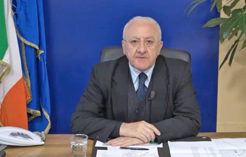 Coronavirus, De Luca proroga zona rossa per il campo rom di Napoli: l'ordinanza