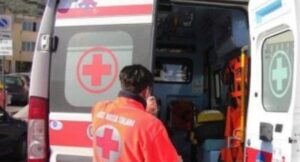 38enne ruba telefono e muore