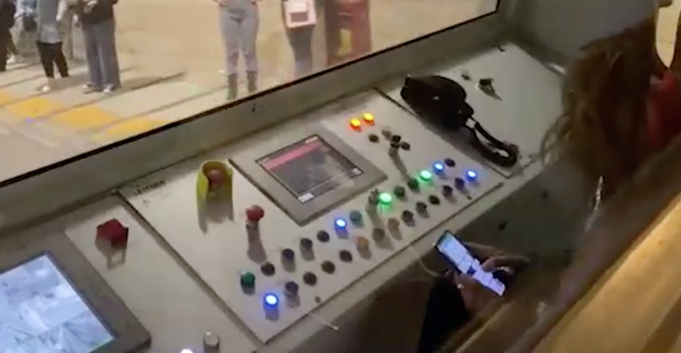 Autista funicolare con lo smartphone