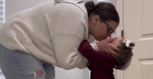 Bimba festeggia compleanno da sola