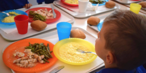 Bimbi senza acqua alla mensa di una scuola di Caserta
