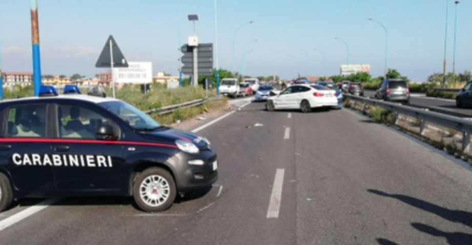 Donna colpita da un martello sull'asse mediano