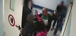 Dottoressa presa a schiaffi al vecchio Pellegrini