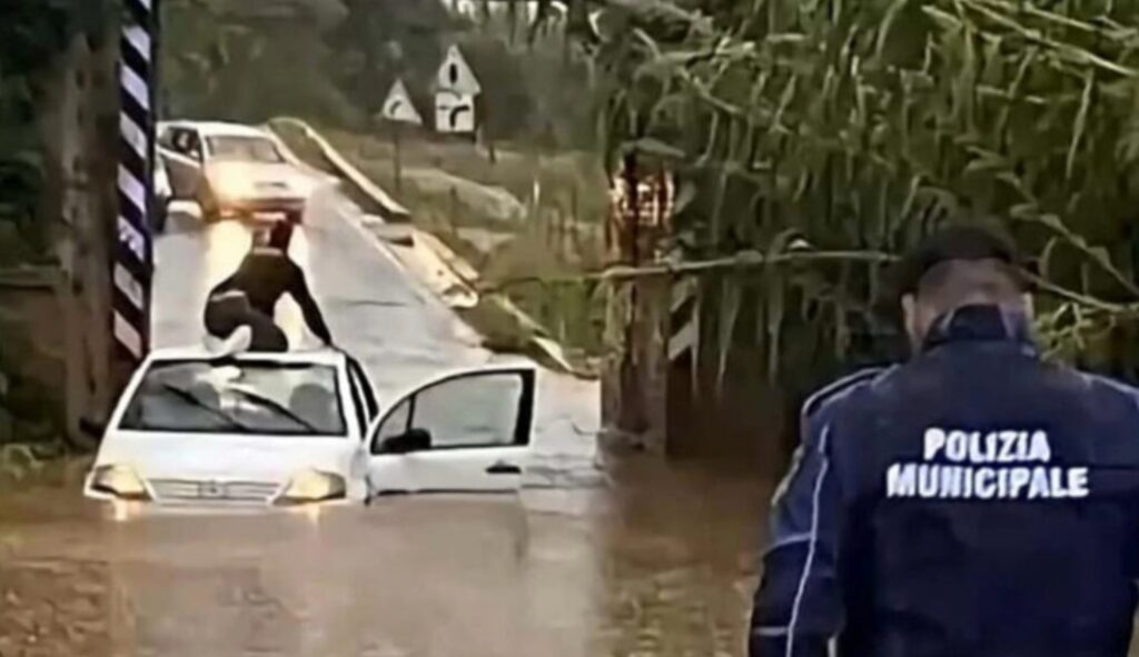 Intrappolata in auto per la pioggia