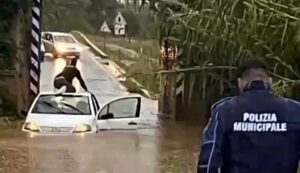 Intrappolata in auto per la pioggia