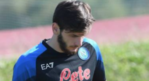 Kvicha Kvaratskhelia cambia casa