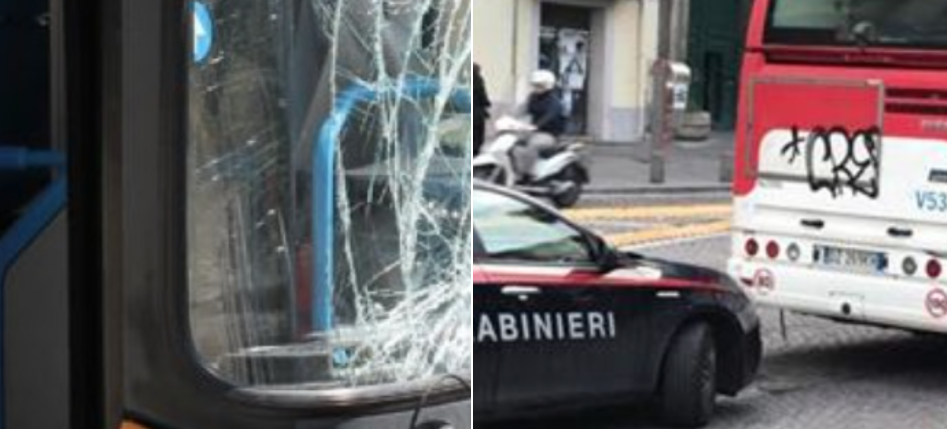 Lancia lucchetto contro bus