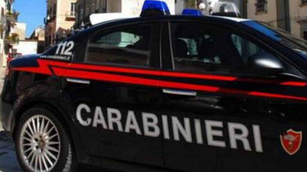 Necrologio su porta di casa dell'ex