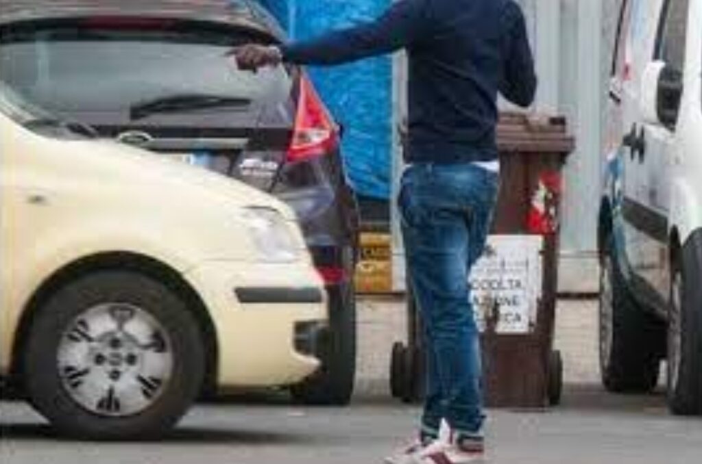 Non paga abusivo lui gli prende orologio