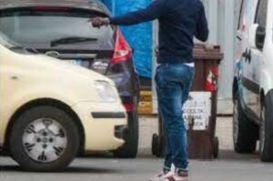 Non paga abusivo lui gli prende orologio