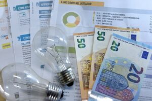 Ossessionato dal rincaro bollette aggredisce la moglie