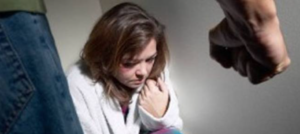 Pugno in faccia alla moglie a Ischia