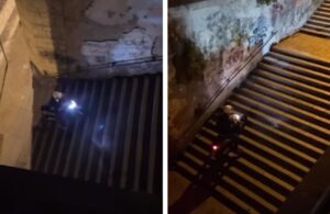 Sale scalinata con la moto