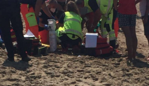 Accusa malore e muore in acqua