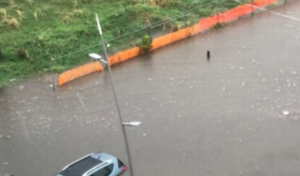 Anziano bloccato in auto