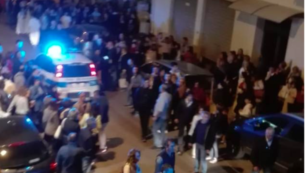 Auto dei vigili contro la folla