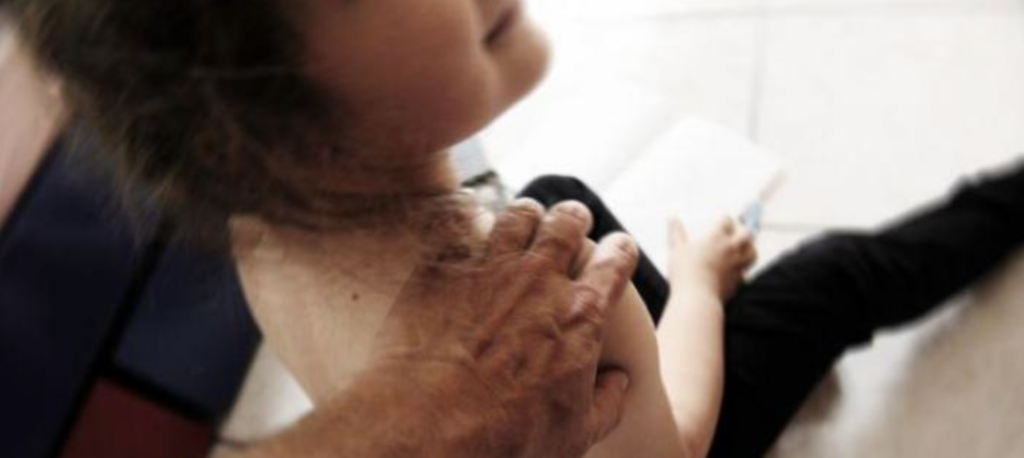 Va fuori al pub nel Napoletano, adesca tre bimbi e ne abusa: "Me li ha toccati, mi ha costretto"