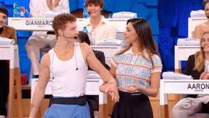 Belen e la sorpresa a Wax