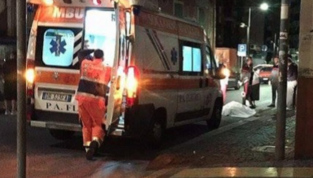 Precipita dal balcone e muore