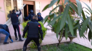 Ferisce la moglie e si barrica in casa