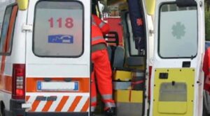 Si lancia dall'ottavo piano