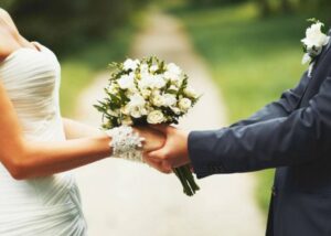 Si sposa due volte e va sotto processo