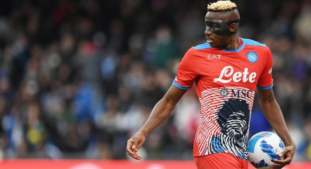 Stop alla maglia con su raffigurato Maradona