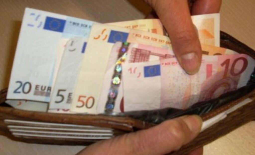 Trova portafogli e lo restituisce