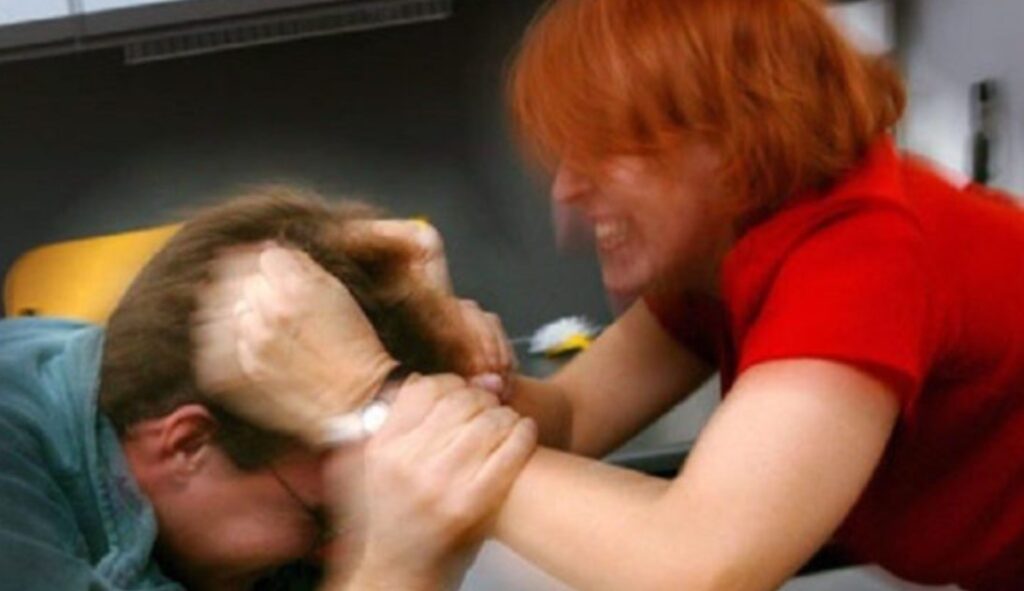 aggredisce marito montoro