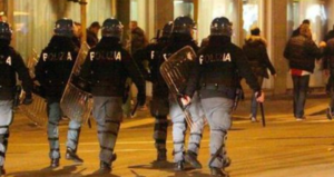 Napli, è caccia ai tifosi olandesi: due aggressioni nella notte, feriti quattro supporters dell'Ajax