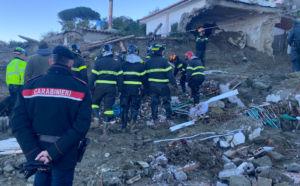 cadavere bambina fango