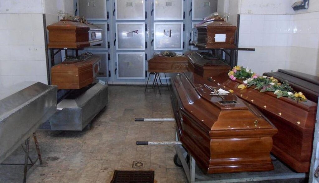 chiama al padre e scopre che è morto