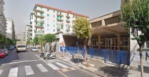 Paura a scuola: lampada si stacca da soffitto