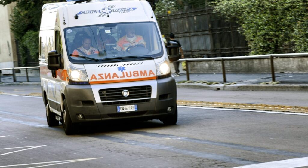 precipita dalla finestra e muore